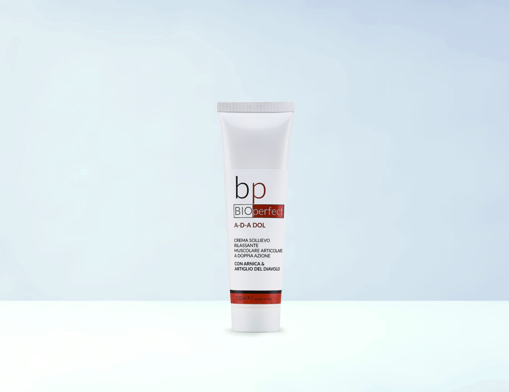 Tubetto bianco di crema cosmetica con etichetta rossa e nera su sfondo azzurro.